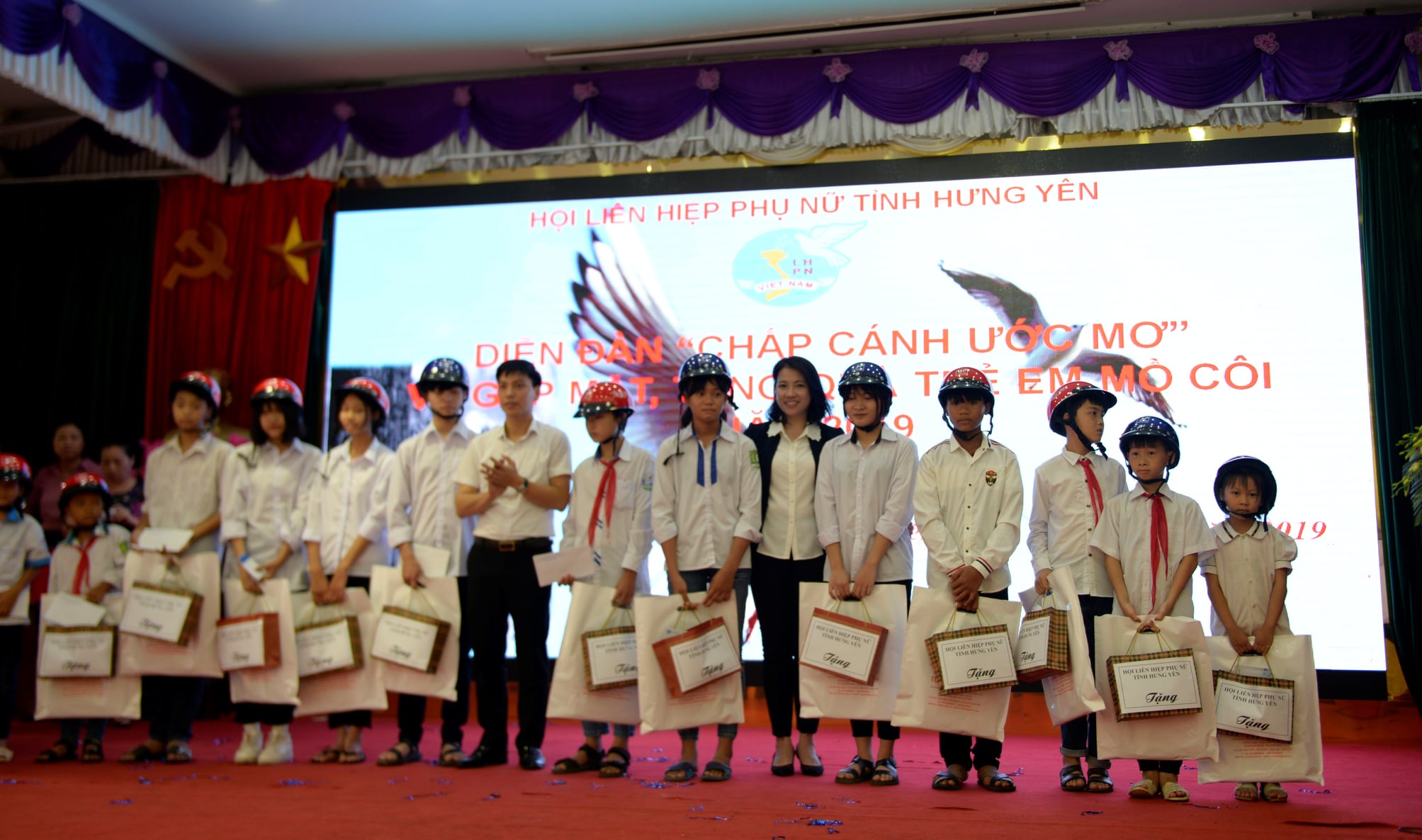 CÔNG TY TNHH THIẾT BỊ MINH TÂM TRAO HỌC BỔNG CHO 76 TRẺ MỒ CÔI TẠI HƯNG YÊN