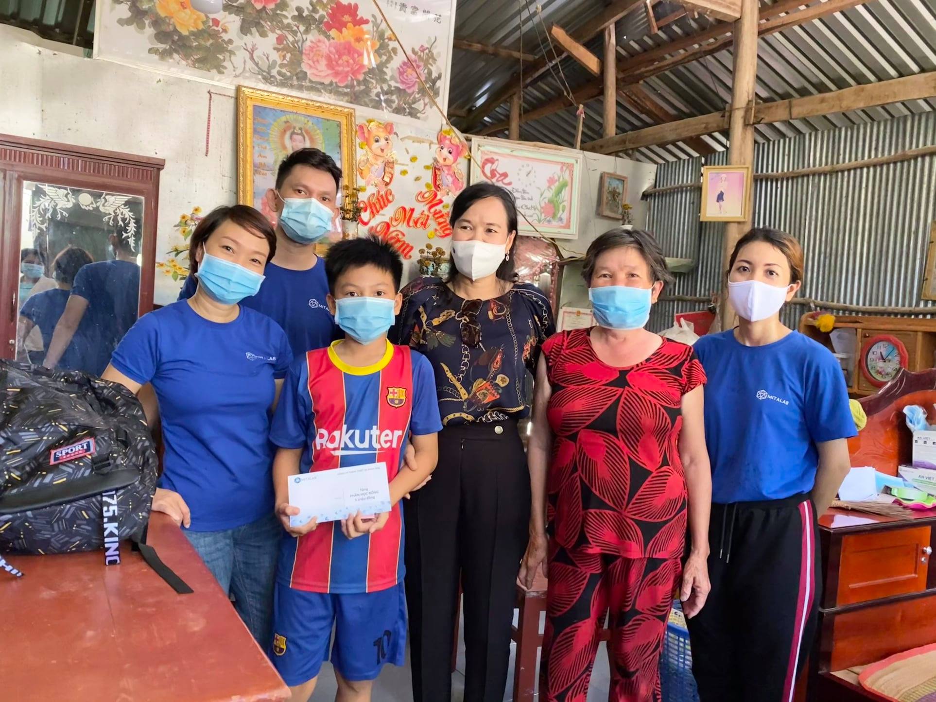 MITALAB TRAO TẶNG QUÀ VÀ HỌC BỔNG CHO HỌC SINH NGHÈO VƯỢT KHÓ TẠI CẦN THƠ