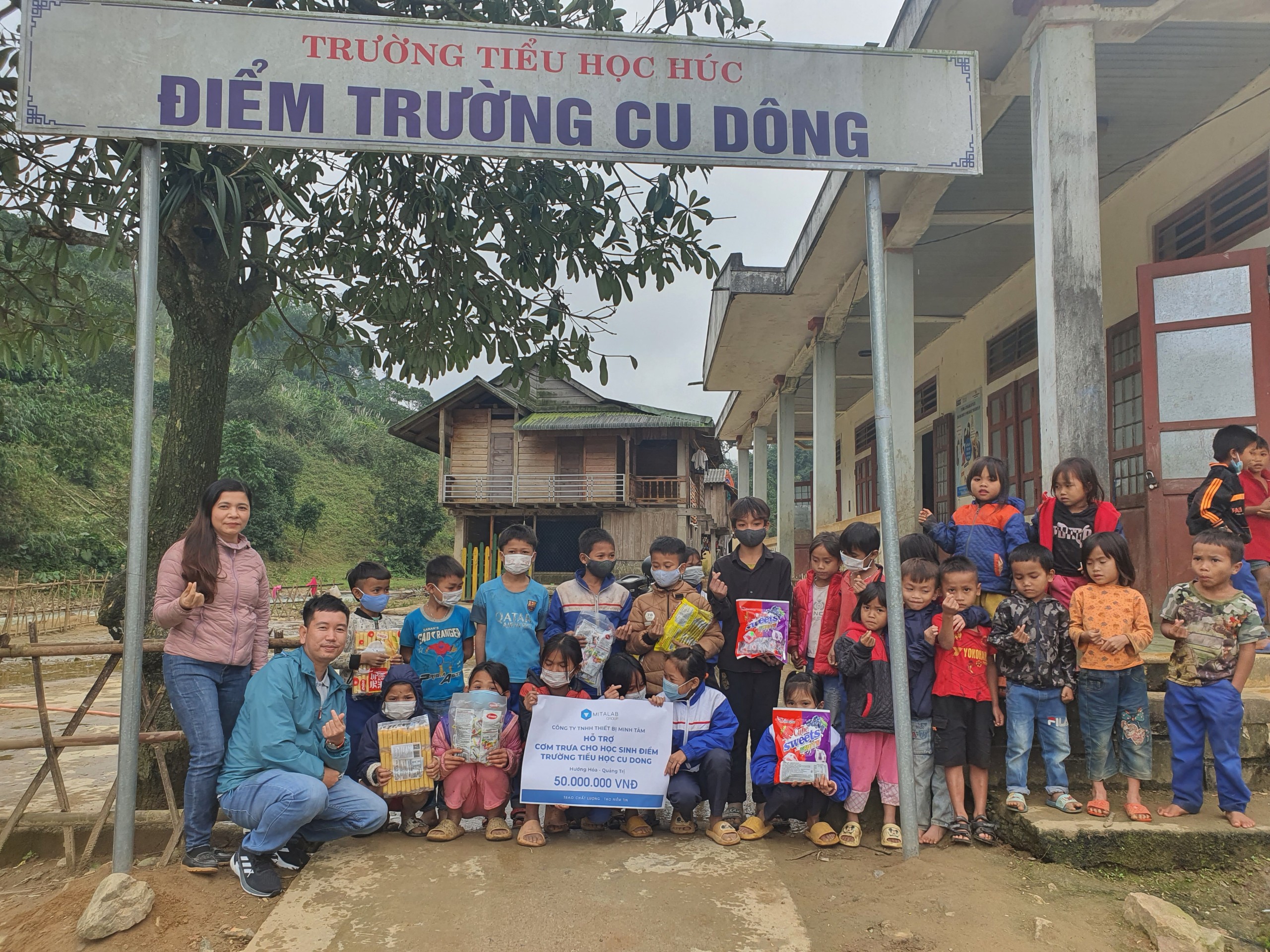 CÔNG TY TNHH THIẾT BỊ MINH TÂM TRAO QUÀ HỖ TRỢ CƠM TRƯA CHO HỌC SINH TẠI ĐIỂM TRƯỜNG TIỂU HỌC CU DONG, QUẢNG TRỊ