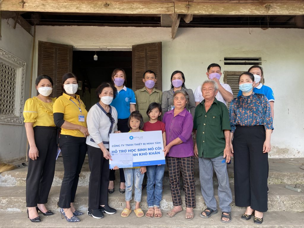 NHÓM THIỆN NGUYỆN NỐI VÒNG TAY LỚN ĐẾN VỚI MẢNH ĐẤT NGHỆ AN THÂN THƯƠNG