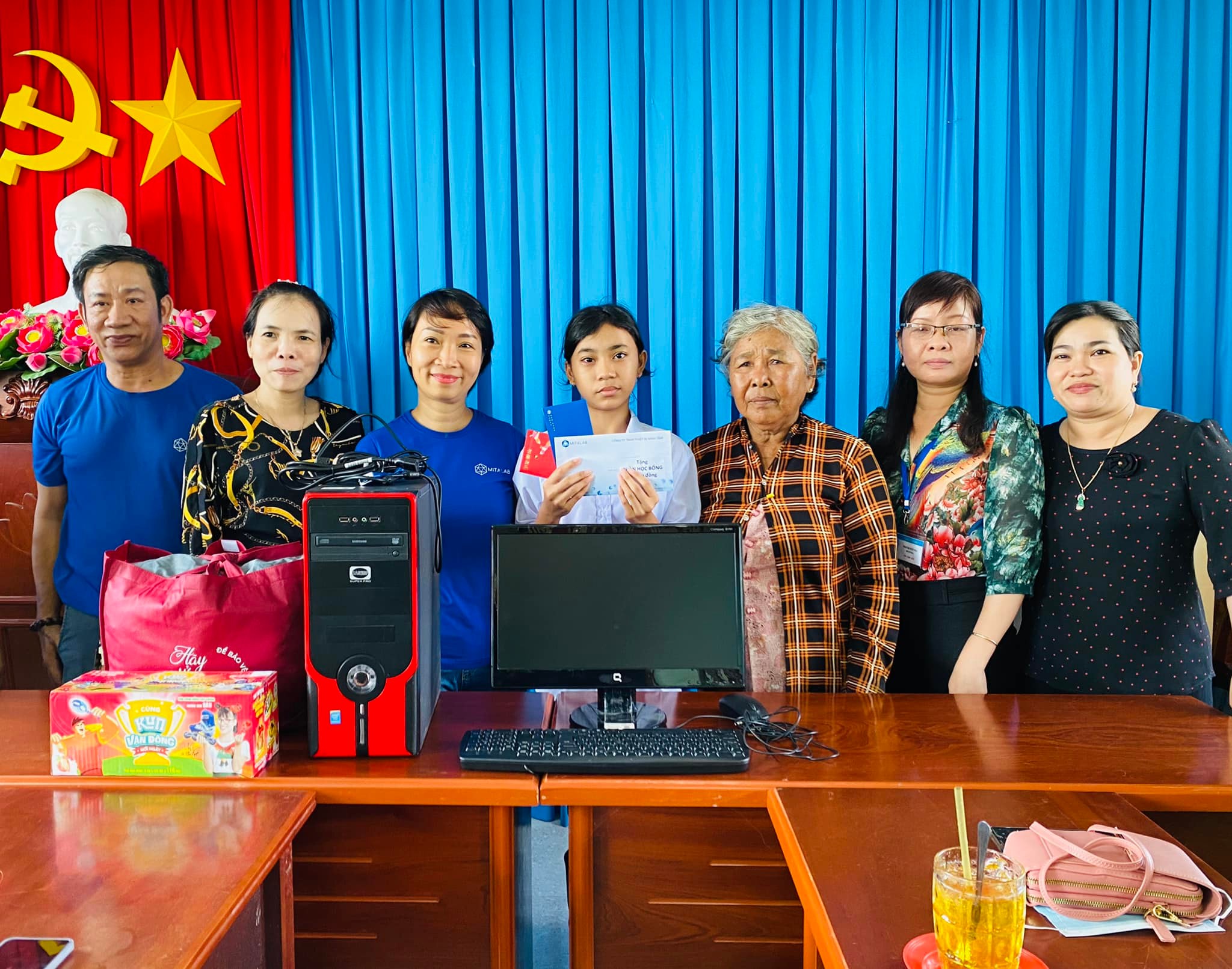 NHÓM THIỆN NGUYỆN NỐI VÒNG TAY LỚN MANG YÊU THƯƠNG ĐẾN VỚI SÓC TRĂNG