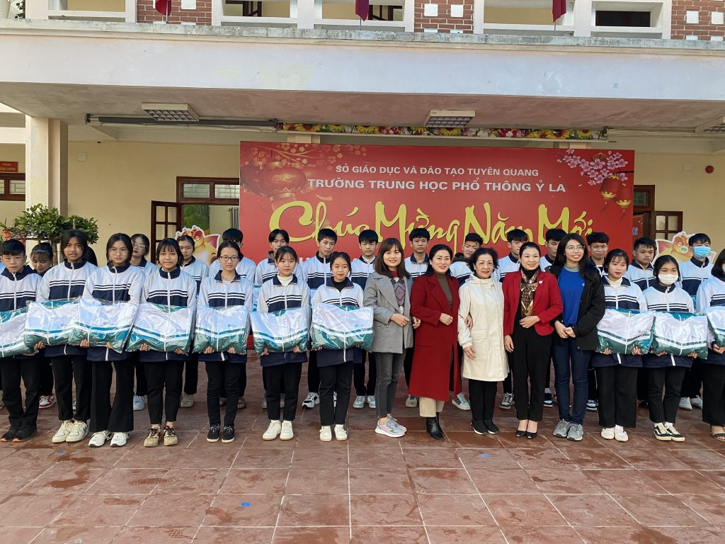 1000 CHIẾC ÁO ẤM ĐƯỢC TRAO CHO CÁC EM HỌC SINH TRÊN ĐỊA BÀN TỈNH HÀ GIANG VÀ TUYÊN QUANG