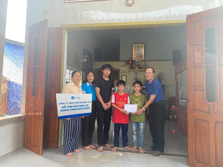 HỌC BỔNG KHUYẾN HỌC CỦA QUỸ NỐI VÒNG TAY LỚN ĐÃ ĐẾN VỚI CÁC EM HỌC SINH HOÀN CẢNH ĐẶC BIỆT KHÓ TẠI TỈNH BÌNH ĐỊNH