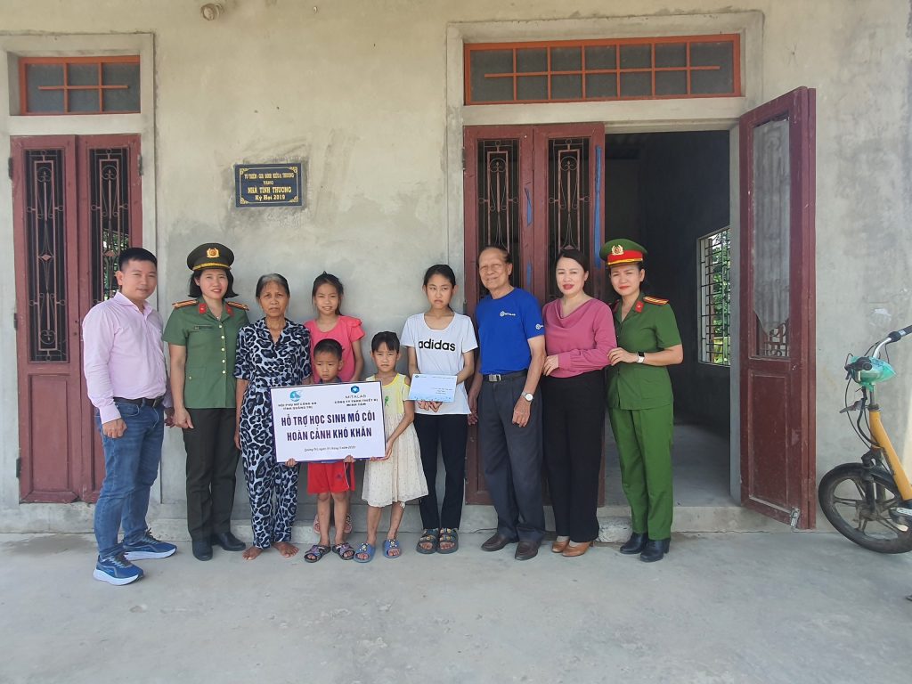 CON ĐƯỜNG ĐẾN TRƯỜNG CỦA CÁC EM HỌC SINH NGHÈO VƯỢT KHÓ TẠI QUẢNG TRỊ