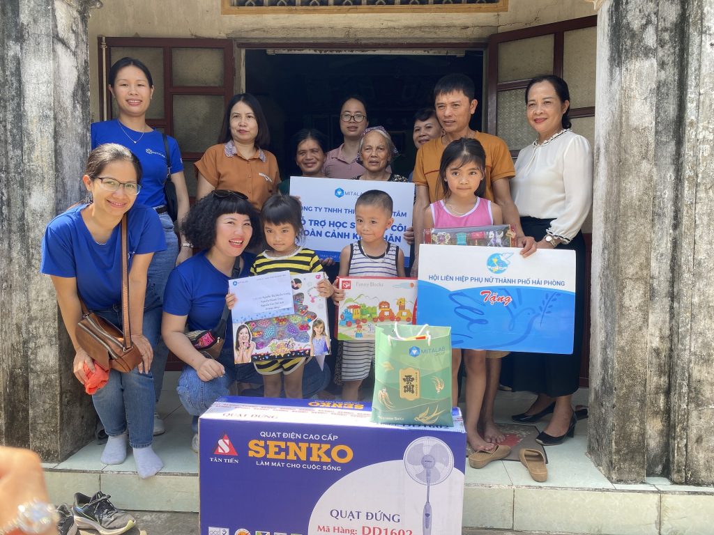 NỤ CƯỜI CỦA CÁC EM HỌC SINH ĐÃ TÔ ĐIỂM NHỮNG NÉT MÀU TƯƠI SÁNG TRONG BỨC TRANH CUỘC SỐNG CÒN NHIỀU KHÓ KHĂN