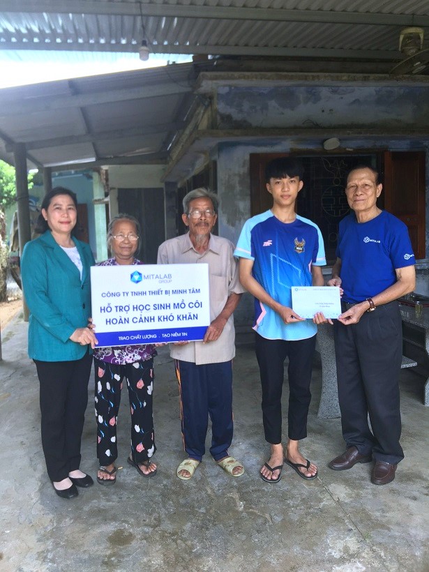 GIEO MẦM HI VỌNG TỪ QUỸ NỐI VÒNG TAY LỚN CÙNG CÁC EM HỌC SINH NGHÈO TỈNH PHÚ YÊN