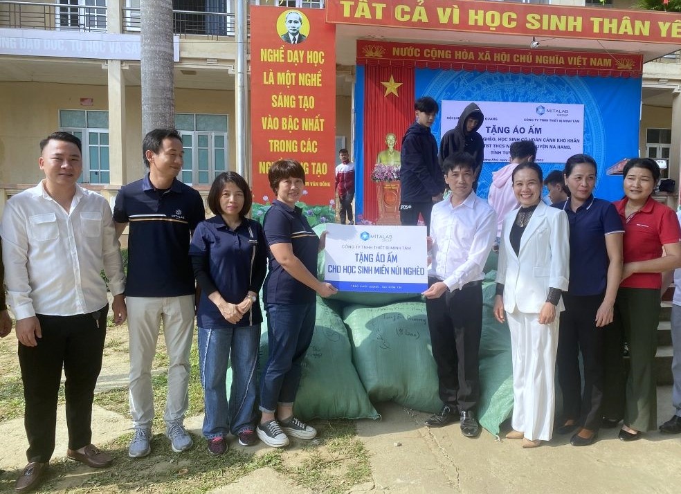 510 TẤM ÁO YÊU THƯƠNG TẶNG CÁC EM HỌC SINH DÂN TỘC NỘI TRÚ TỈNH TUYÊN QUANG