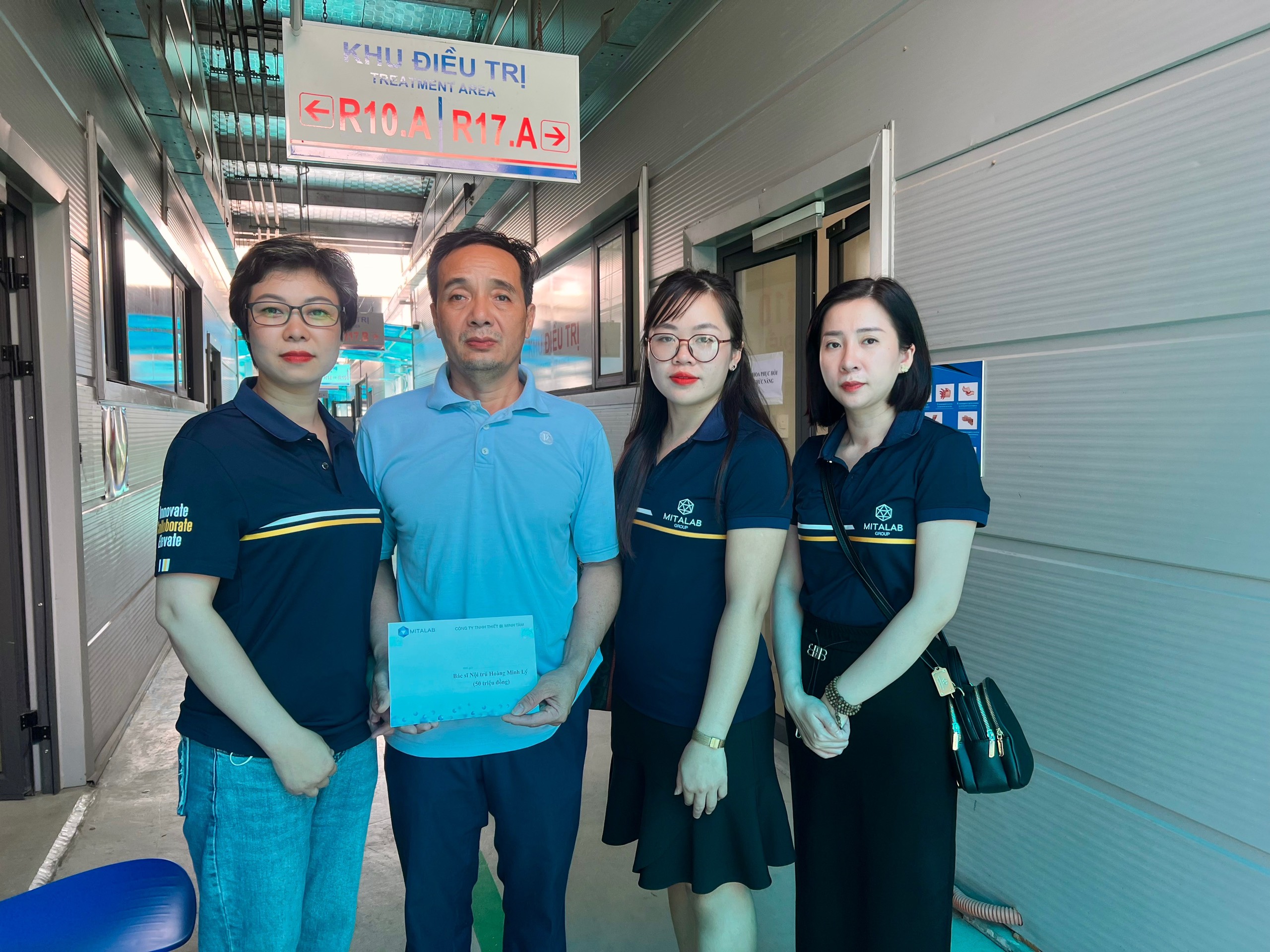 NHÓM TỪ THIỆN NỐI VÒNG TAY LỚN ĐẾN THĂM HỎI ĐỘNG VIÊN BÁC SĨ HOÀNG MINH LÝ