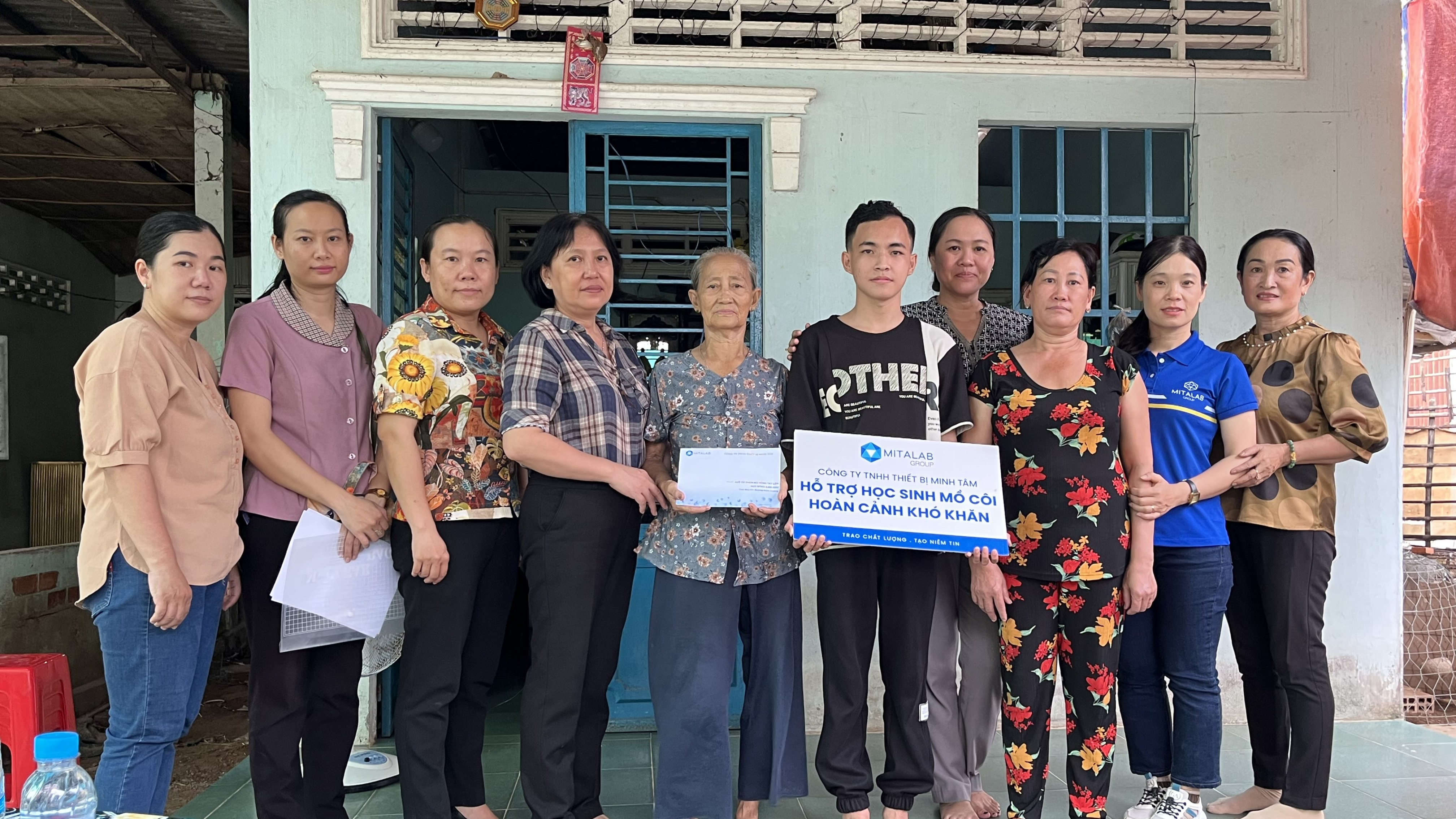 TIẾP SỨC ĐẾN TRƯỜNG CÙNG HỌC SINH ĐẶC BIỆT KHÓ KHĂN TẠI TỈNH VĨNH LONG