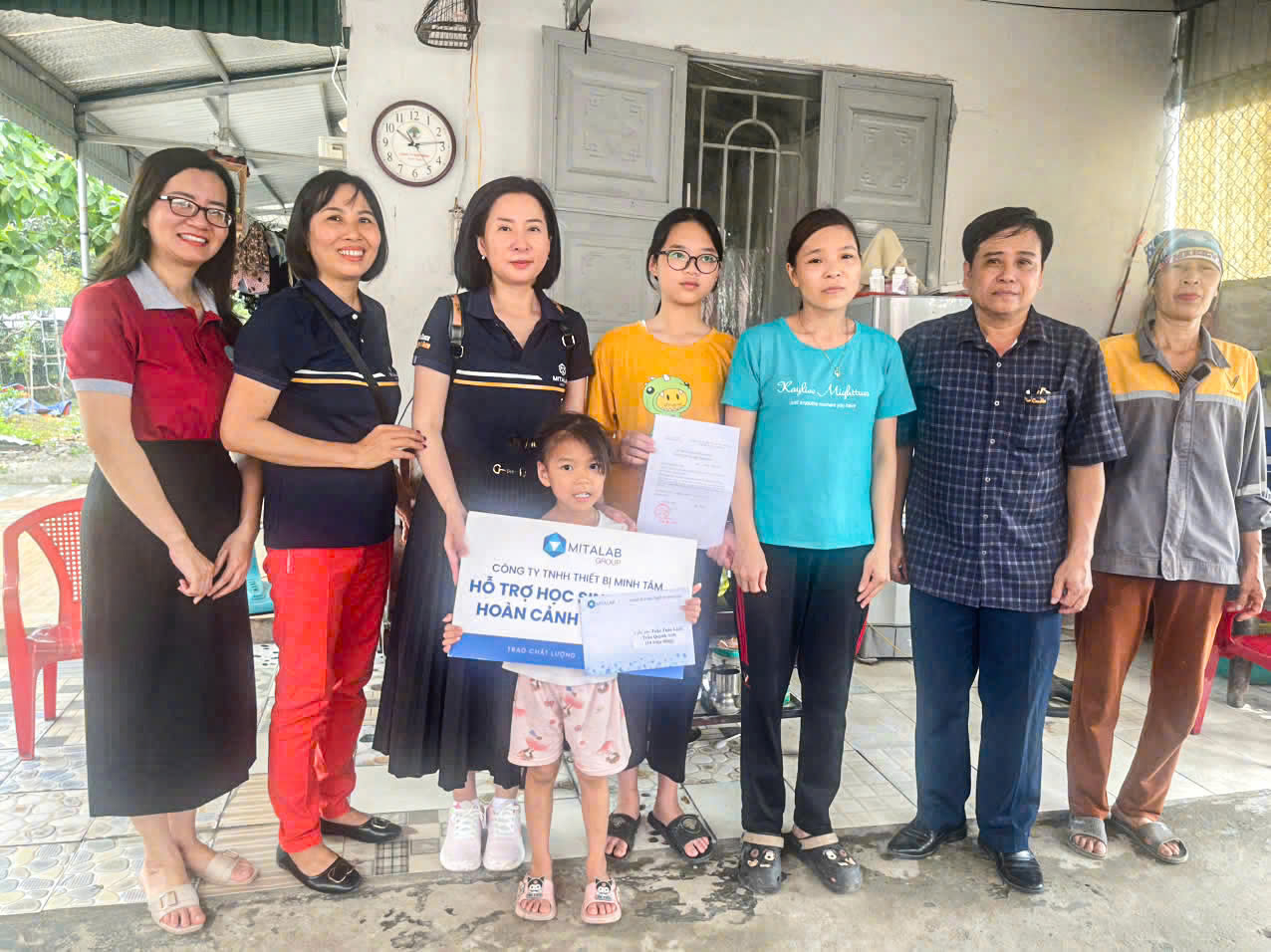 MỘT VÒNG TAY TRAO ĐI – MUÔN TẤM LÒNG NỐI LẠI