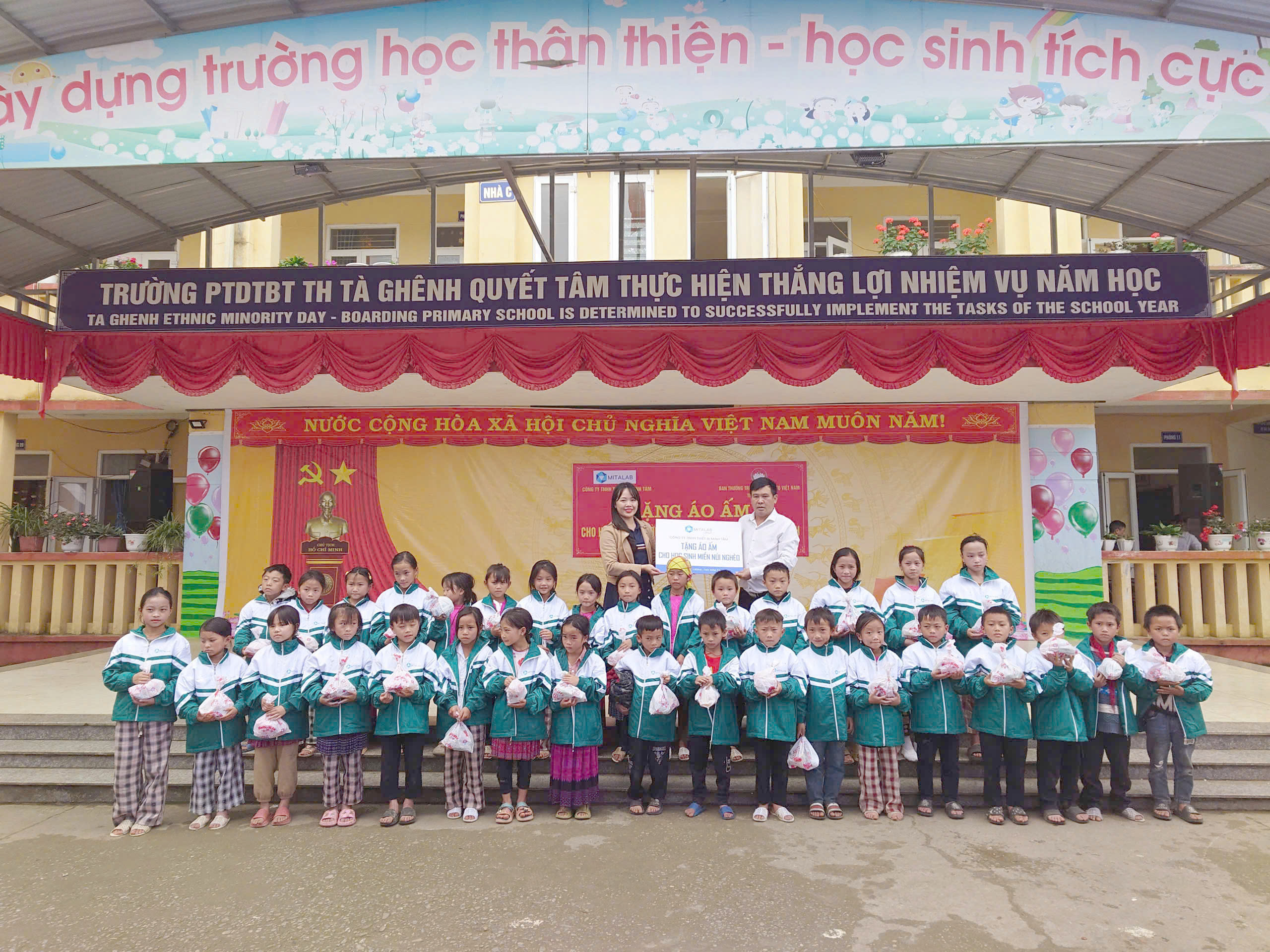 MITALAB TẶNG ÁO ẤM CHO CÁC EM HỌC SINH TRƯỜNG PTDT BÁN TRÚ – TIỂU HỌC TÀ GHÊNH