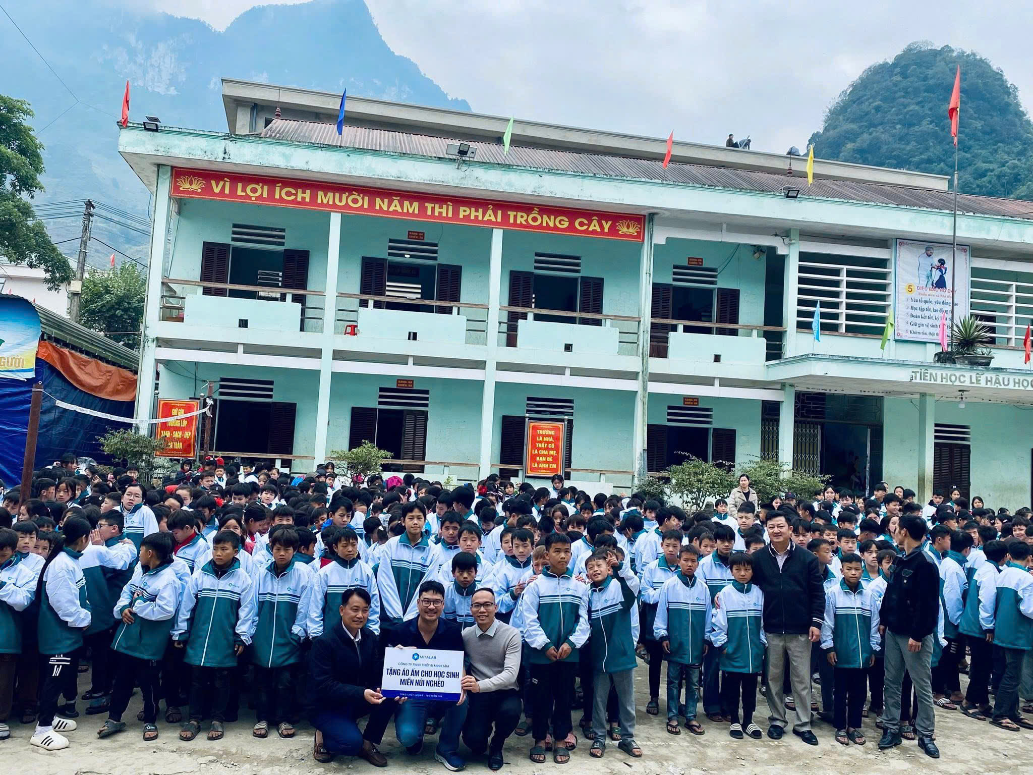 TRAO GỬI TẤM ÁO YÊU THƯƠNG TỚI CÁC EM HỌC SINH TRƯỜNG PTDTBT – THCS LŨNG HỒ (HÀ GIANG CŨ)