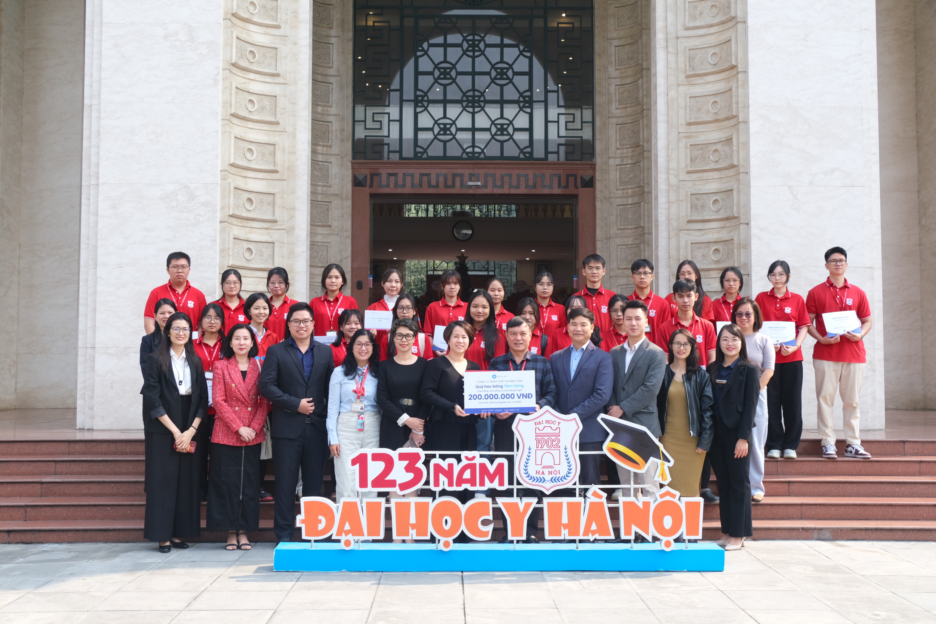 MITALAB TRAO TẶNG HỌC BỔNG TÂM SÁNG CHO SINH VIÊN TRƯỜNG ĐẠI HỌC Y HÀ NỘI