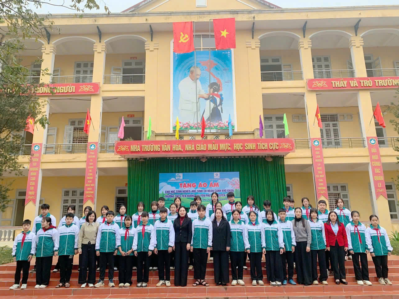 MITALAB TRAO TẶNG ÁO ẤM CHO HỌC SINH TRƯỜNG THCS YÊN HƯƠNG, XÃ YÊN PHÚ, TỈNH TUYÊN QUANG