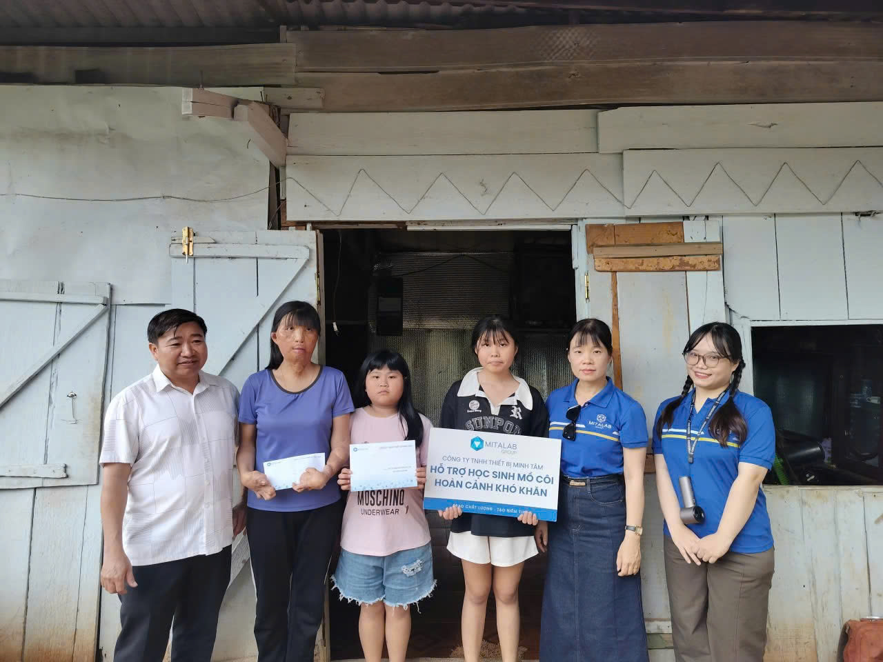 HÀNH TRÌNH YÊU THƯƠNG – SỰ CHIA SẺ THẮP LÊN HI VỌNG CHO CÁC EM HỌC SINH CÓ HOÀN CẢNH KHÓ KHĂN TẠI LÂM ĐỒNG