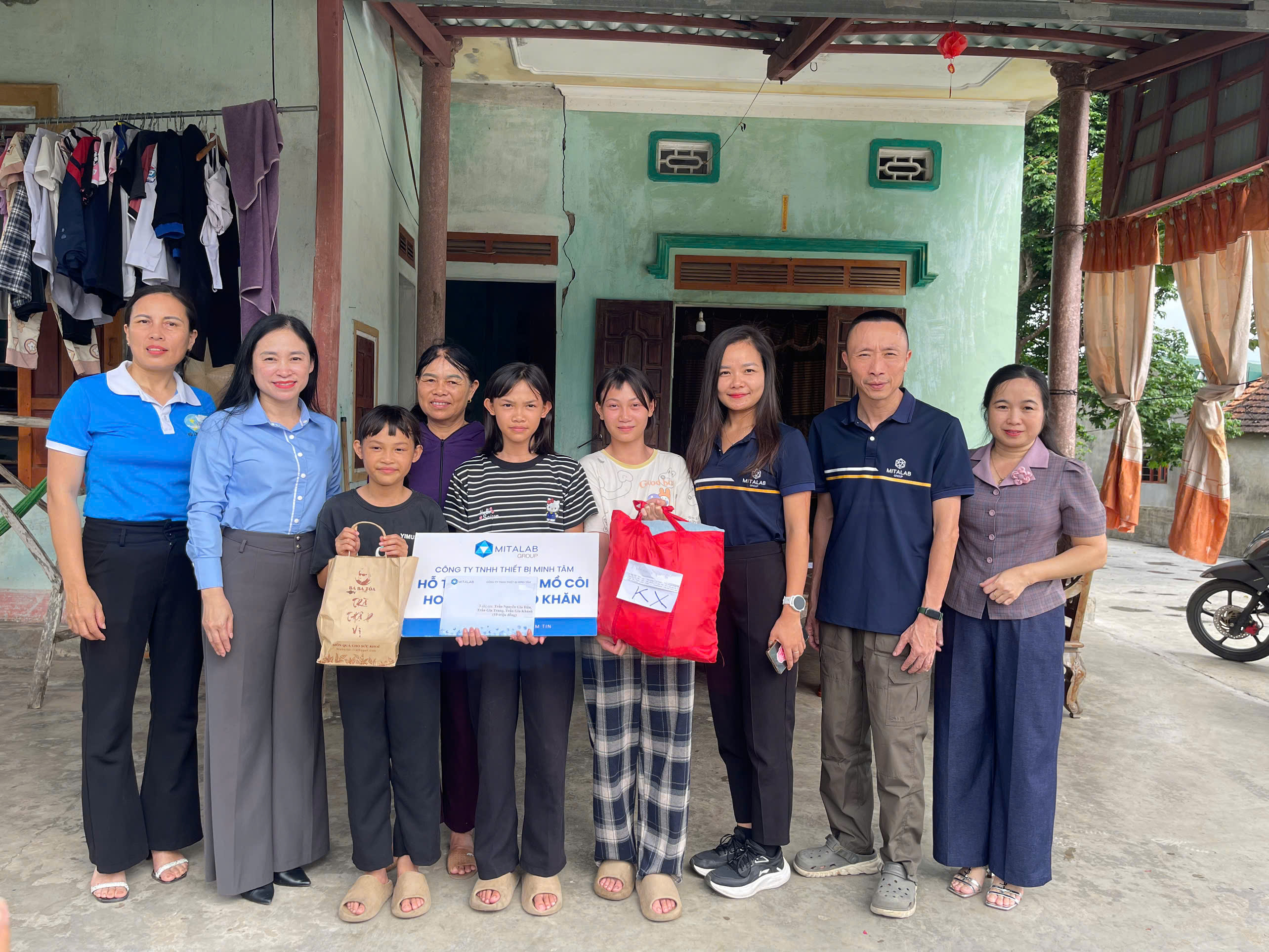 MITALAB TRAO QUÀ CHO HỌC SINH CÓ HOÀN CẢNH KHÓ KHĂN TẠI HÀ TĨNH: KHI YÊU THƯƠNG HÓA THÀNH ĐIỂM TỰA